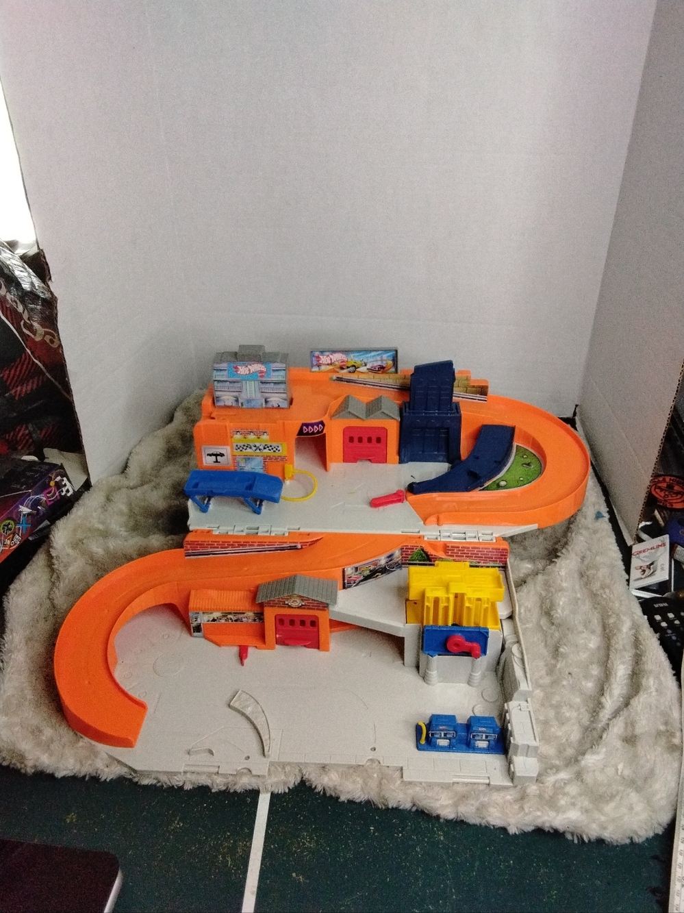 Hot Wheels  2015 Throwback STO & Go Playset mattel. VERY CLEAN.